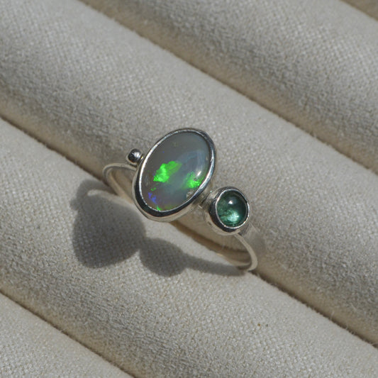 Anillo Opalo australiano y esmeralda