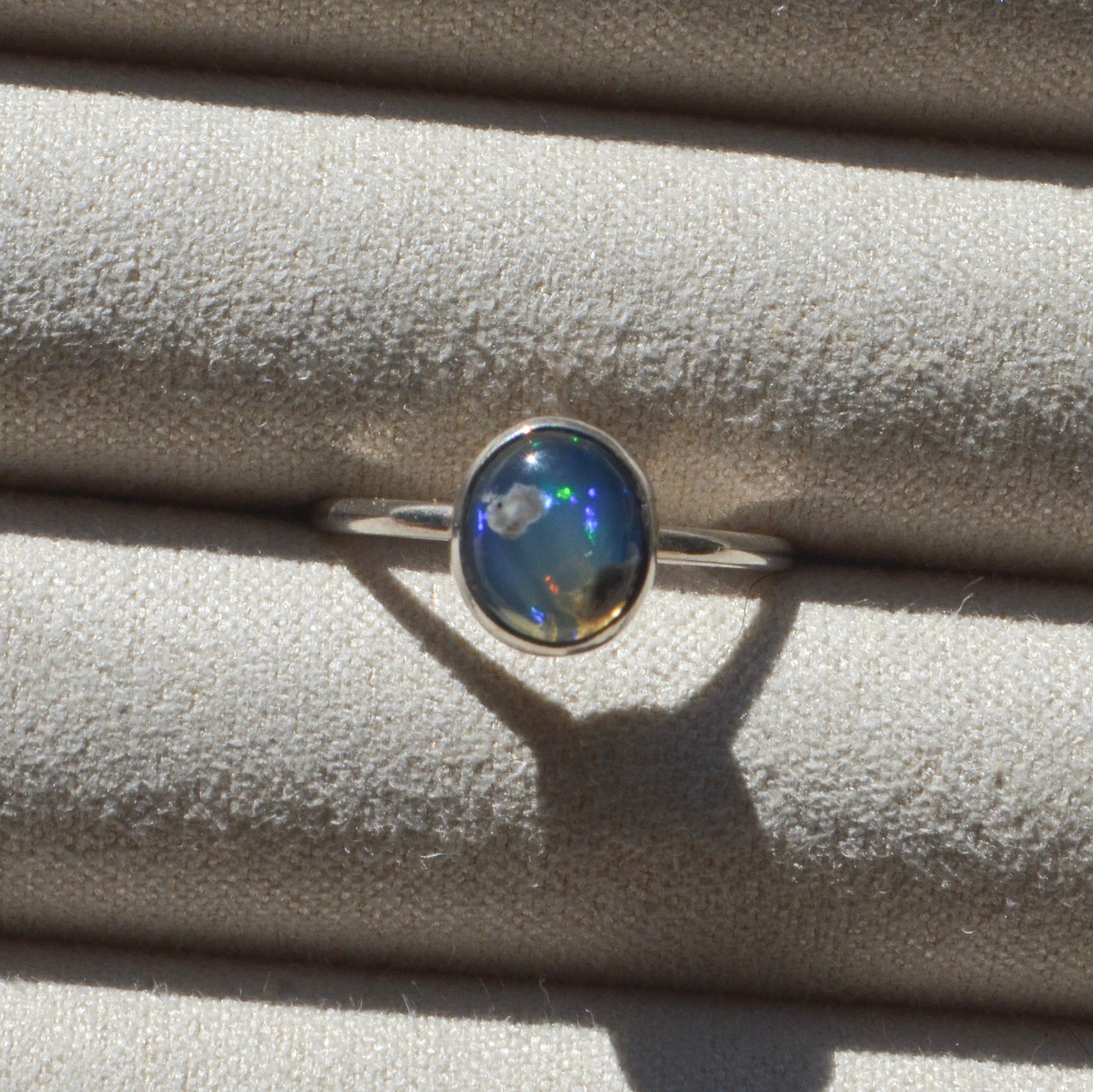 Anillo LIGERA con Ópalo mexicano