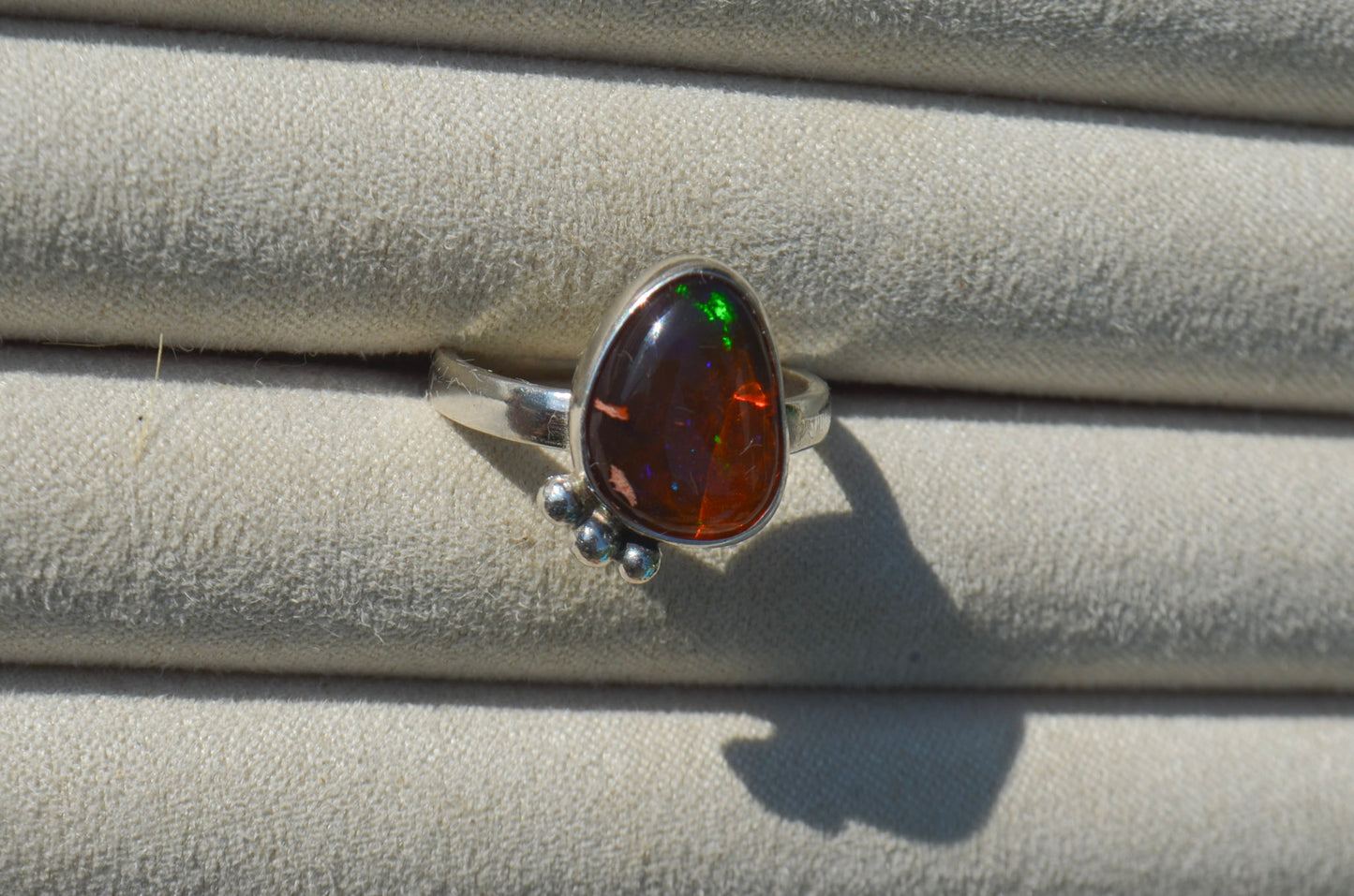 Anillo ESENCIA con Opalo de Fuego con Bolitas