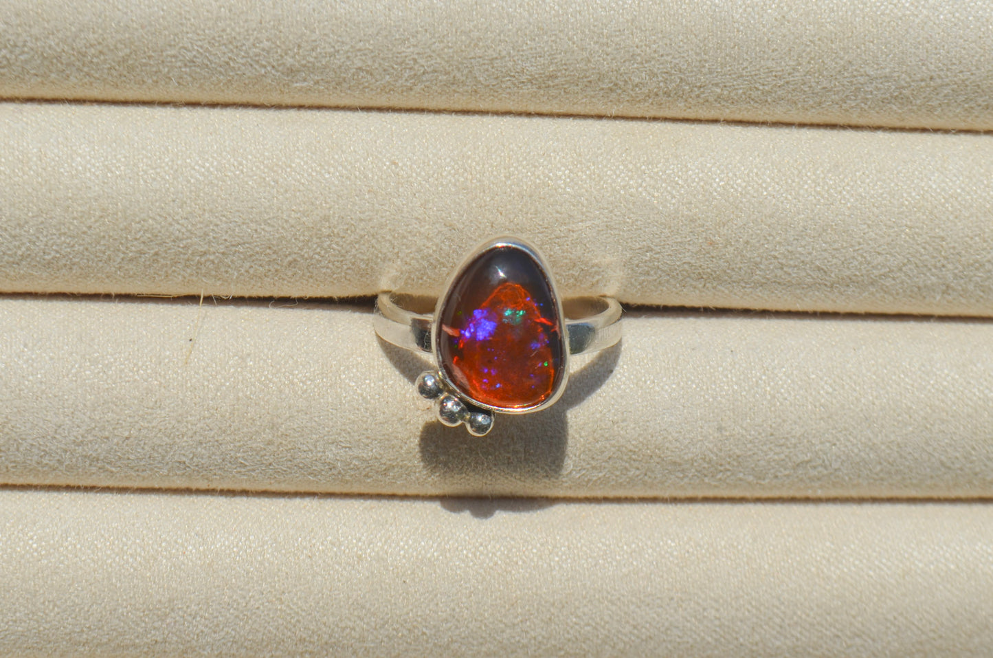 Anillo ESENCIA con Opalo de Fuego con Bolitas