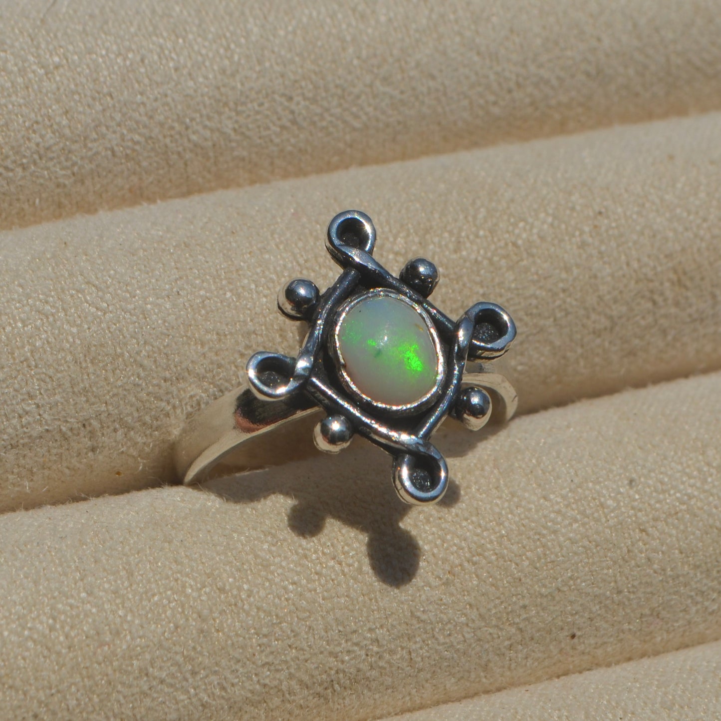 Anillo 4 Infinitos con opalo australiano