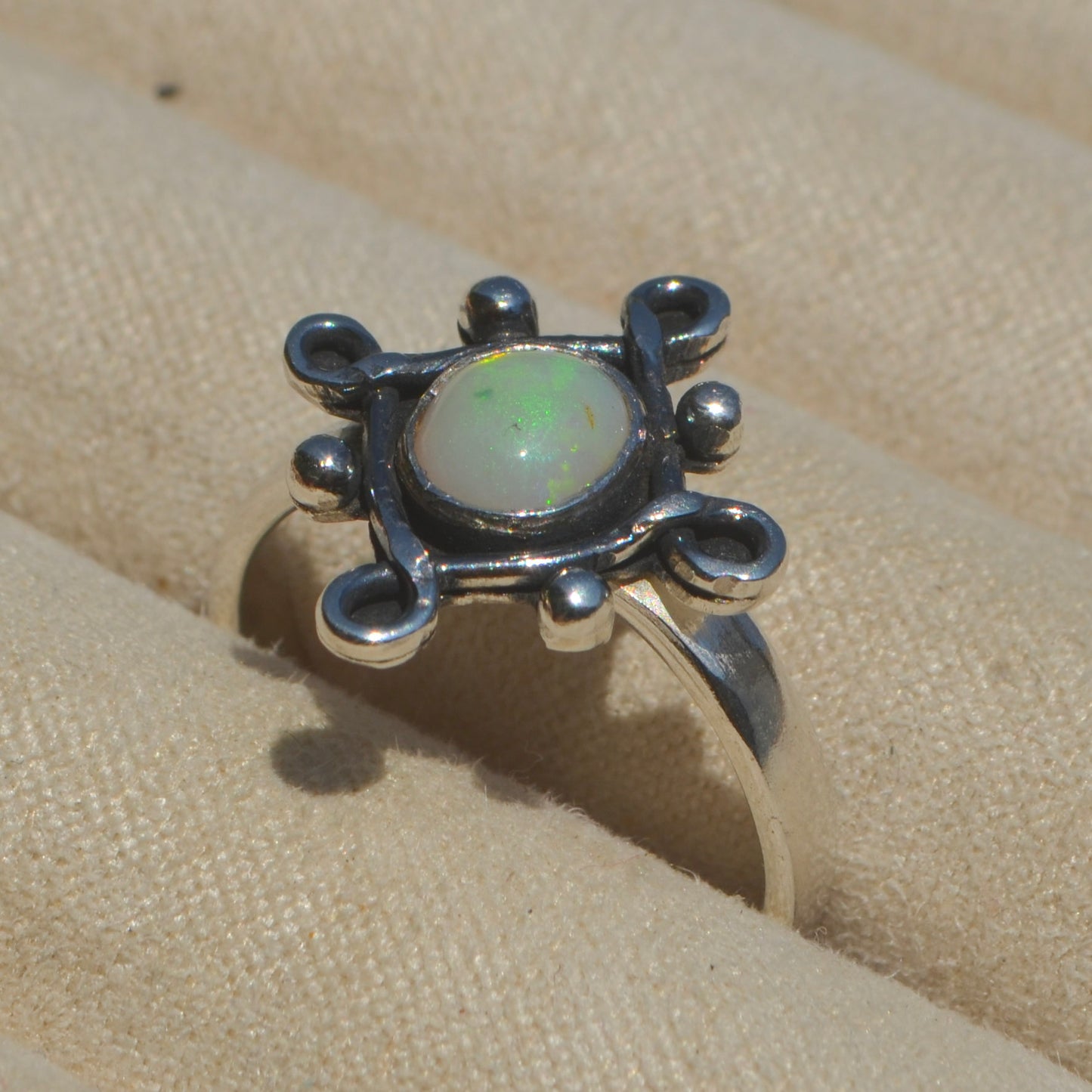 Anillo 4 Infinitos con opalo australiano