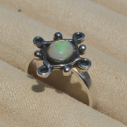 Anillo 4 Infinitos con opalo australiano