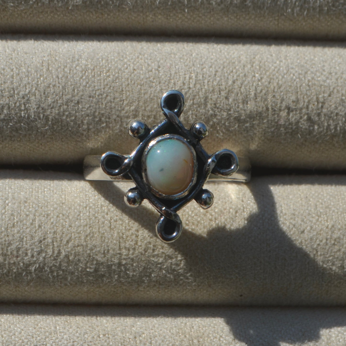 Anillo 4 Infinitos con opalo australiano