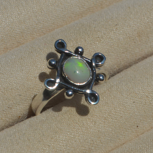 Anillo 4 Infinitos con opalo australiano