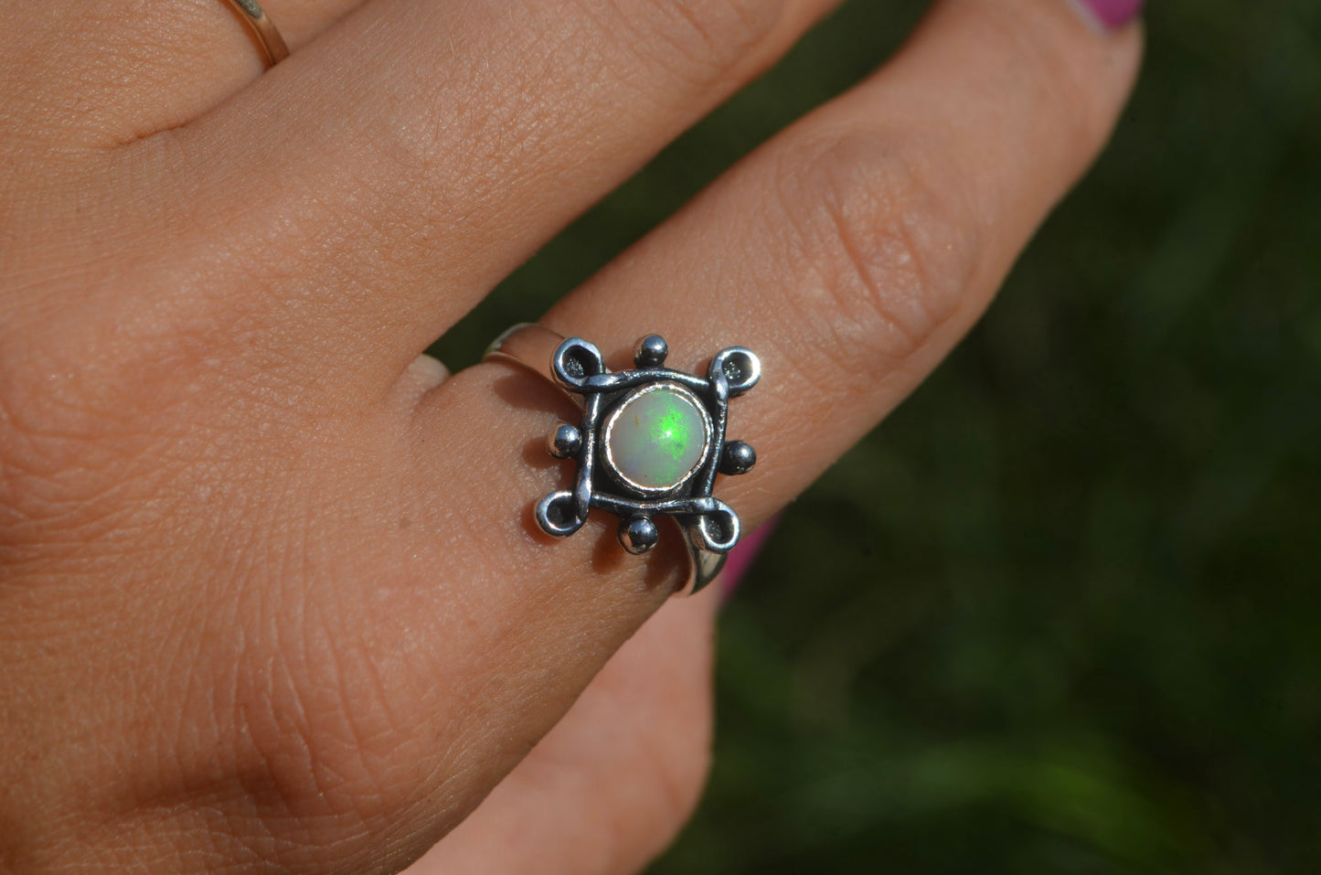 Anillo 4 Infinitos con opalo australiano