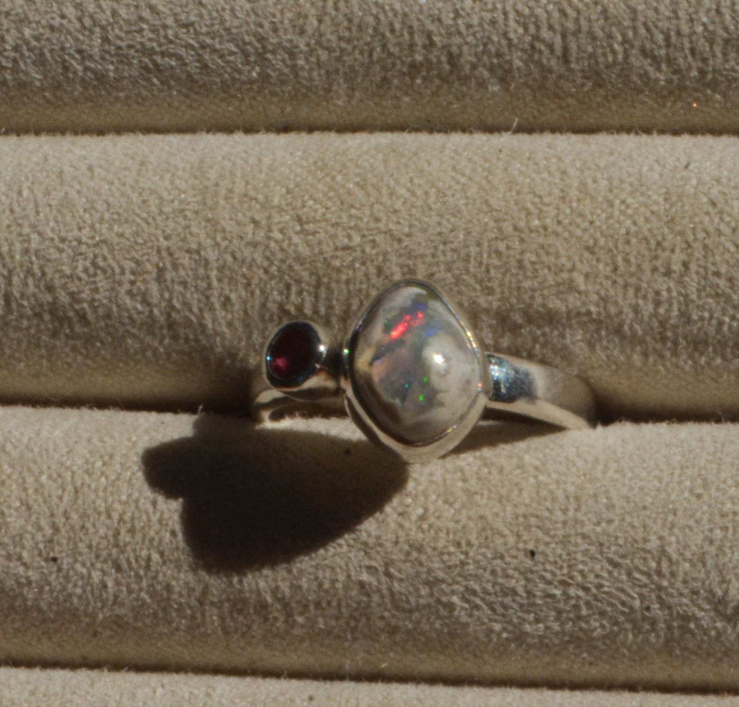 Anillo DUAL con Ópalo mexicano y Rubí