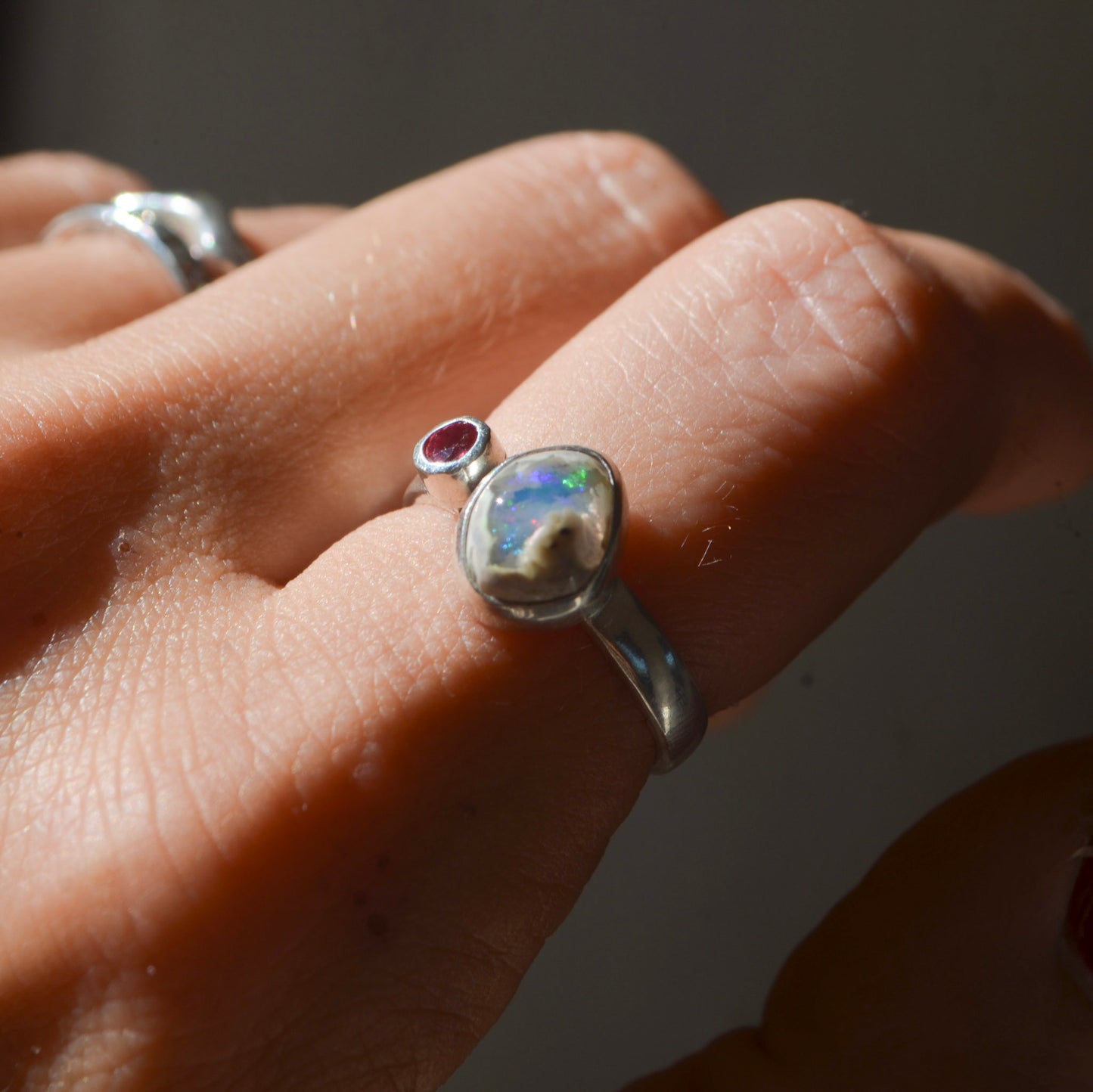 Anillo DUAL con Ópalo mexicano y Rubí