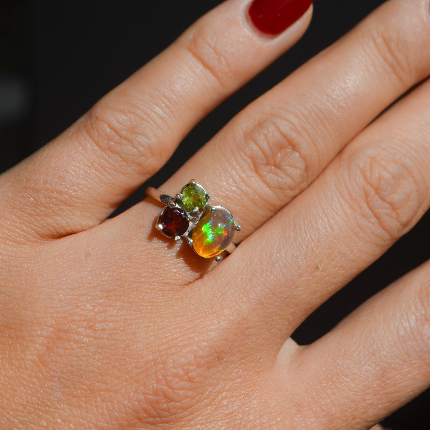 Anillo de Opalo, granate y peridoto diseño UNION