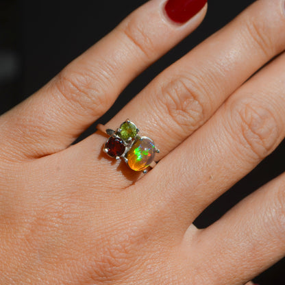 Anillo de Opalo, granate y peridoto diseño UNION