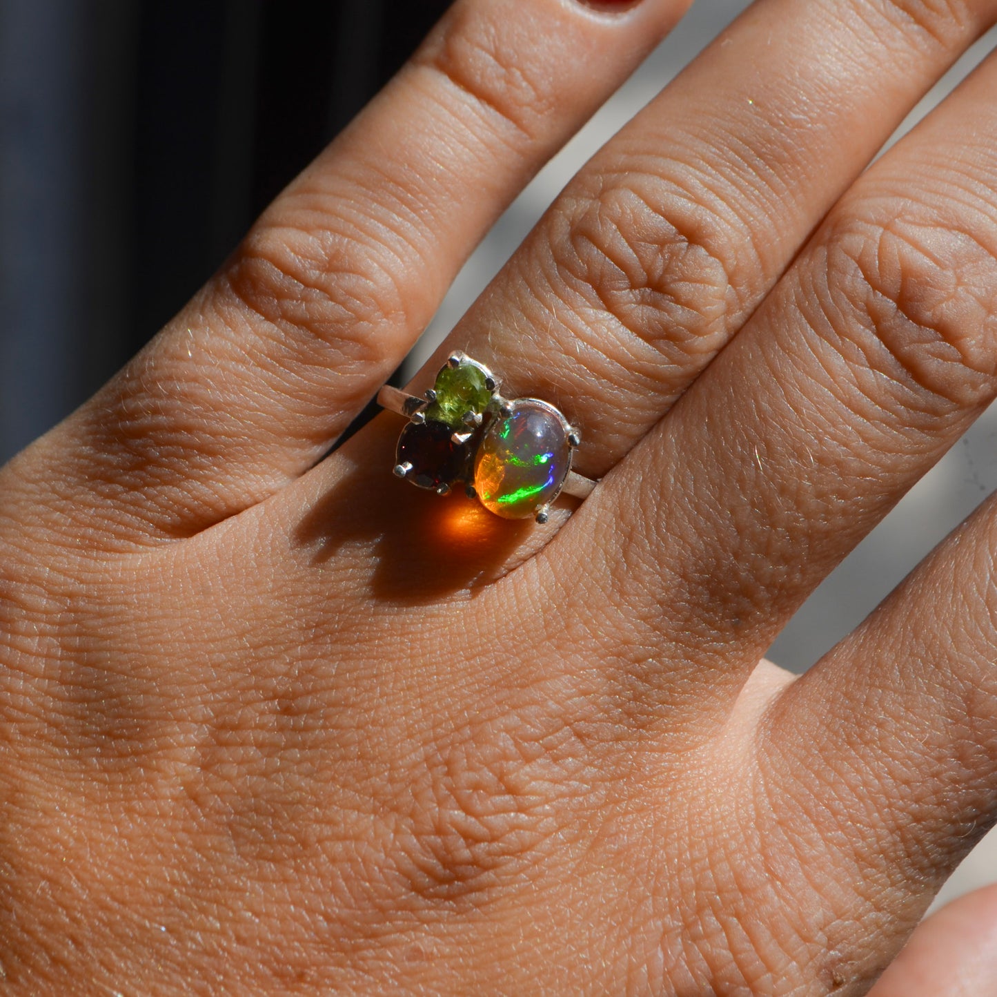 Anillo de Opalo, granate y peridoto diseño UNION