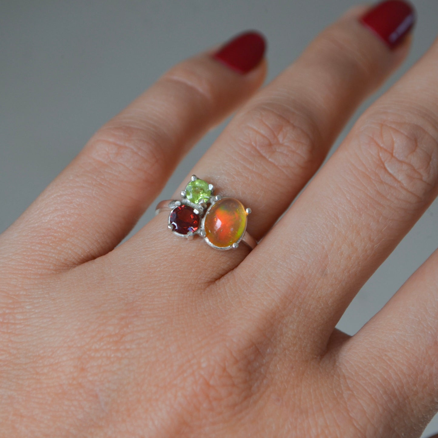 Anillo de Opalo, granate y peridoto diseño UNION