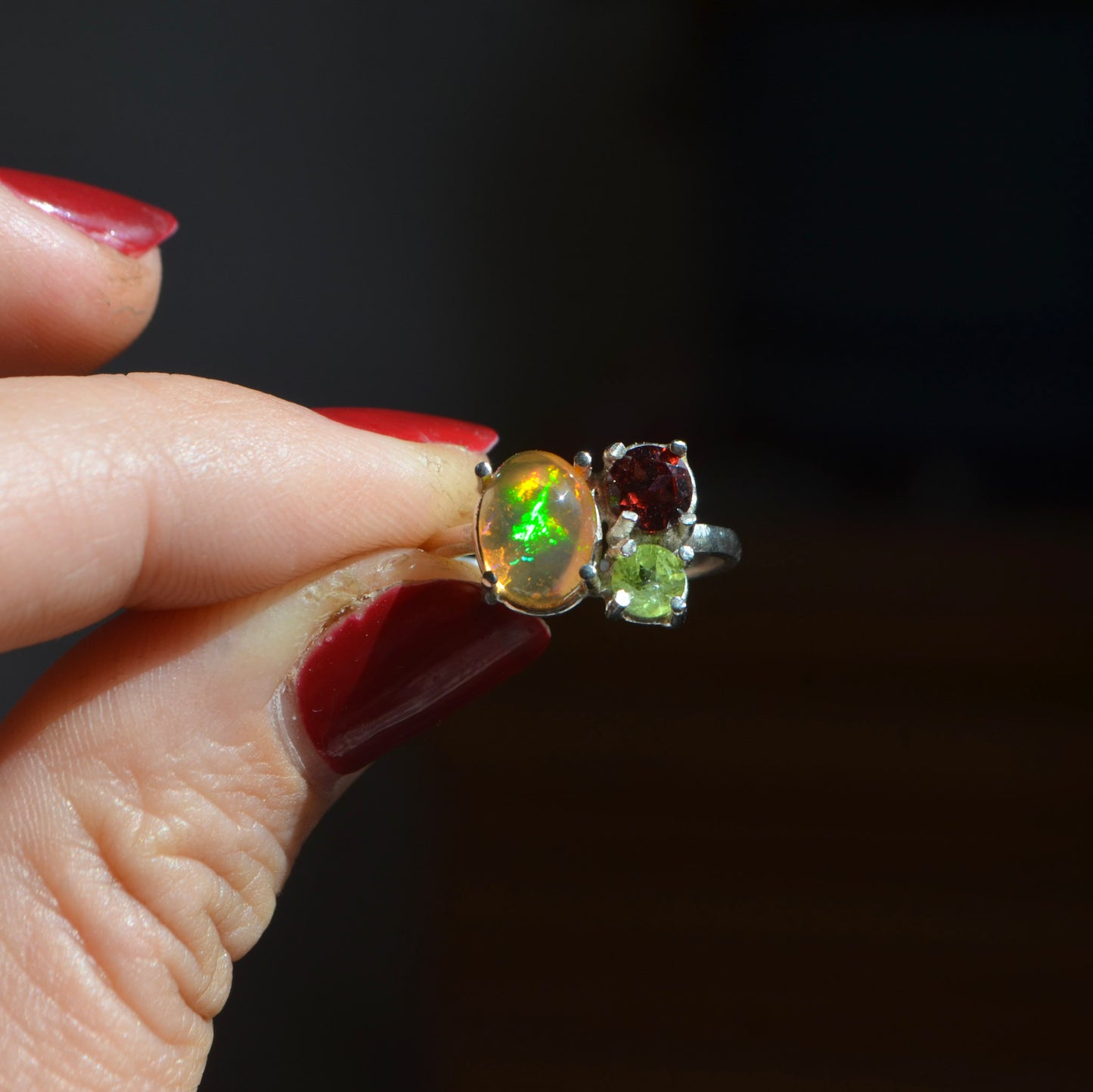 Anillo de Opalo, granate y peridoto diseño UNION
