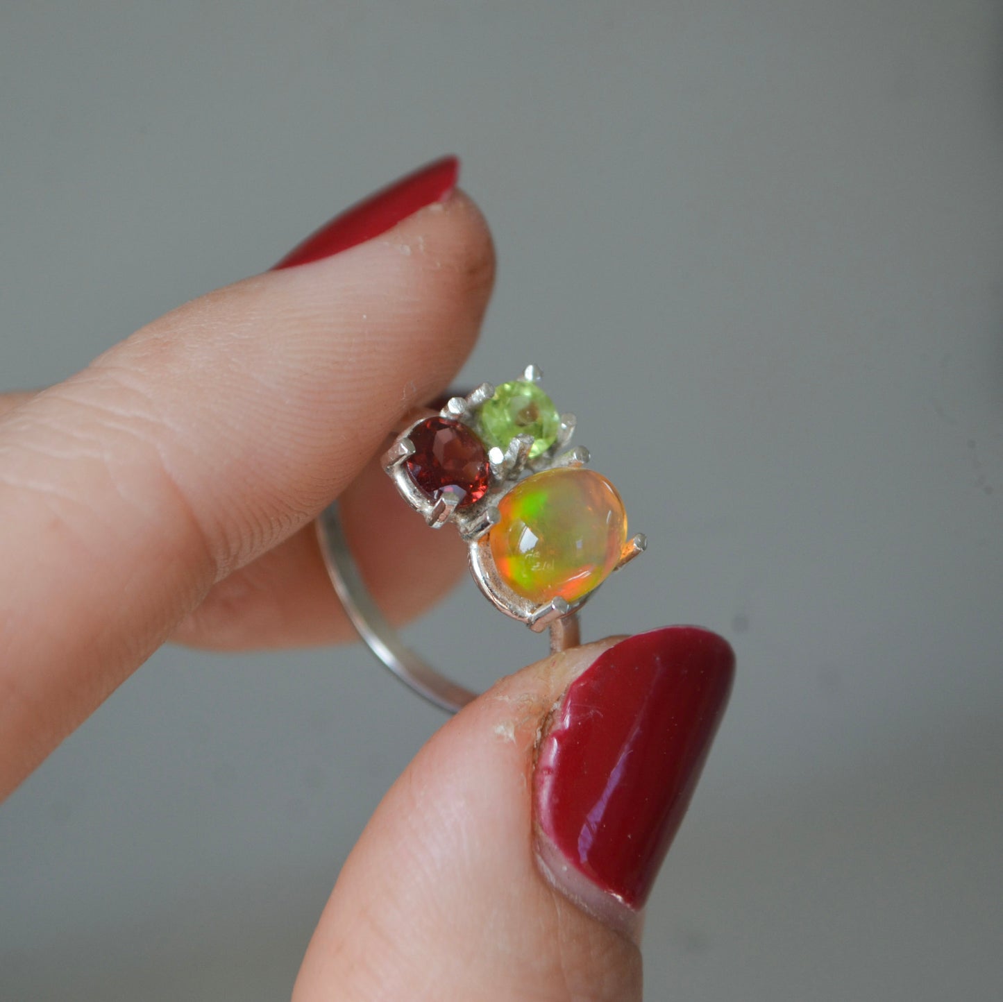 Anillo de Opalo, granate y peridoto diseño UNION