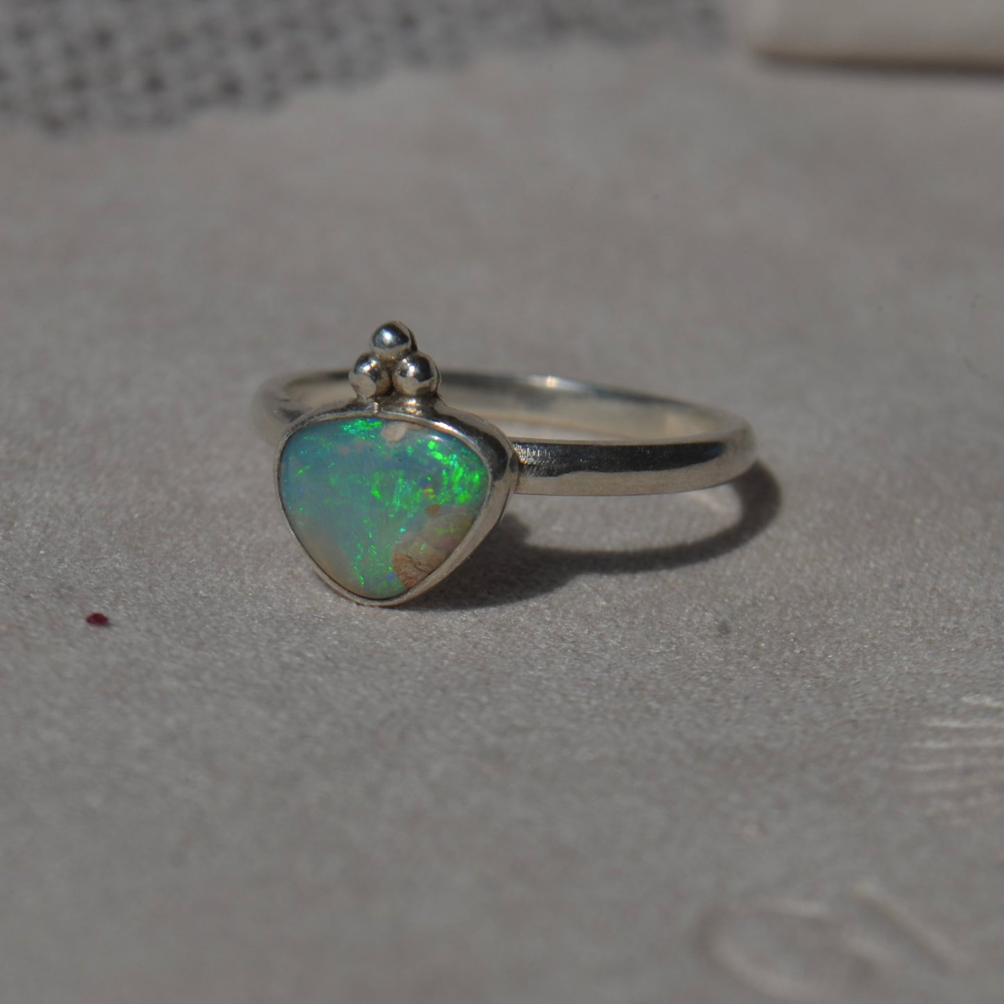 Anillo con Opalo Australiano