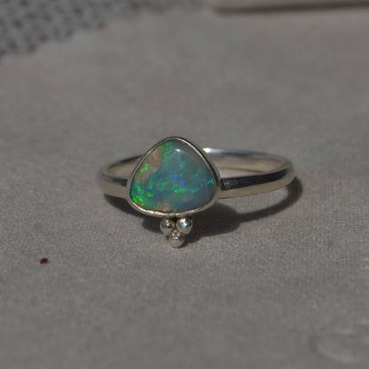 Anillo con Opalo Australiano