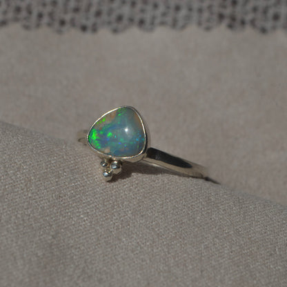 Anillo con Opalo Australiano