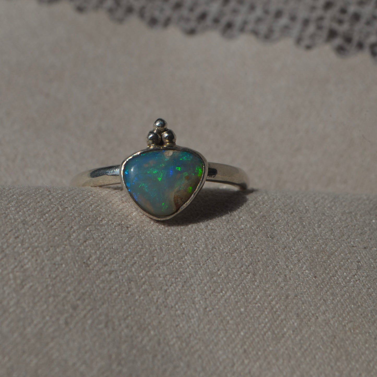 Anillo con Opalo Australiano