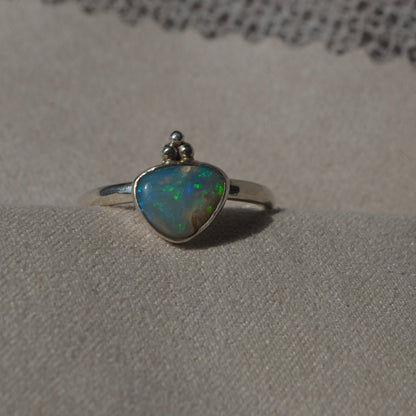 Anillo con Opalo Australiano