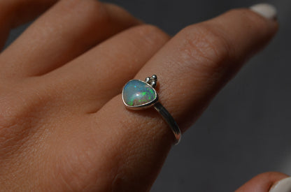 Anillo con Opalo Australiano