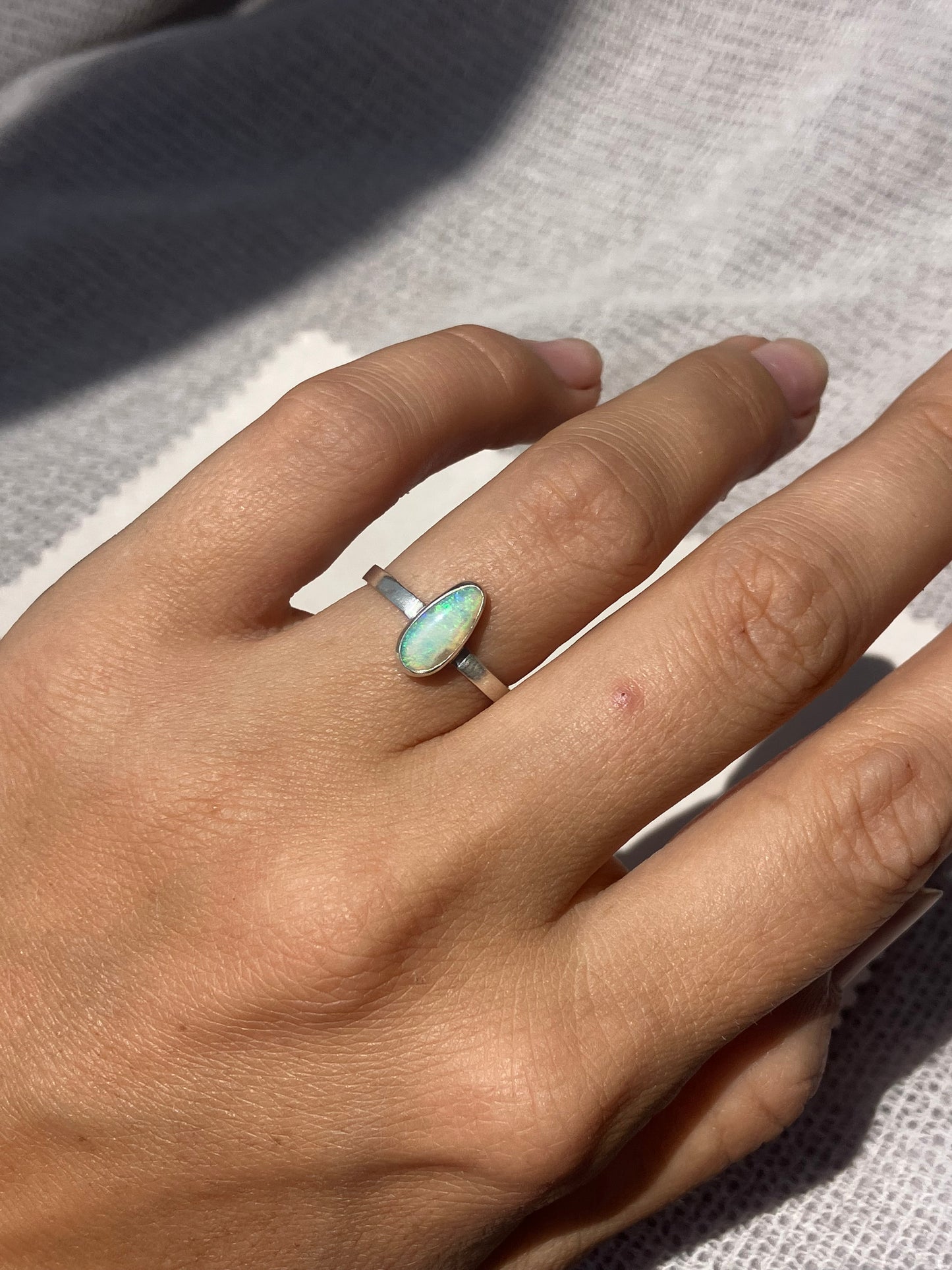 Anillo con Opalo Australiano