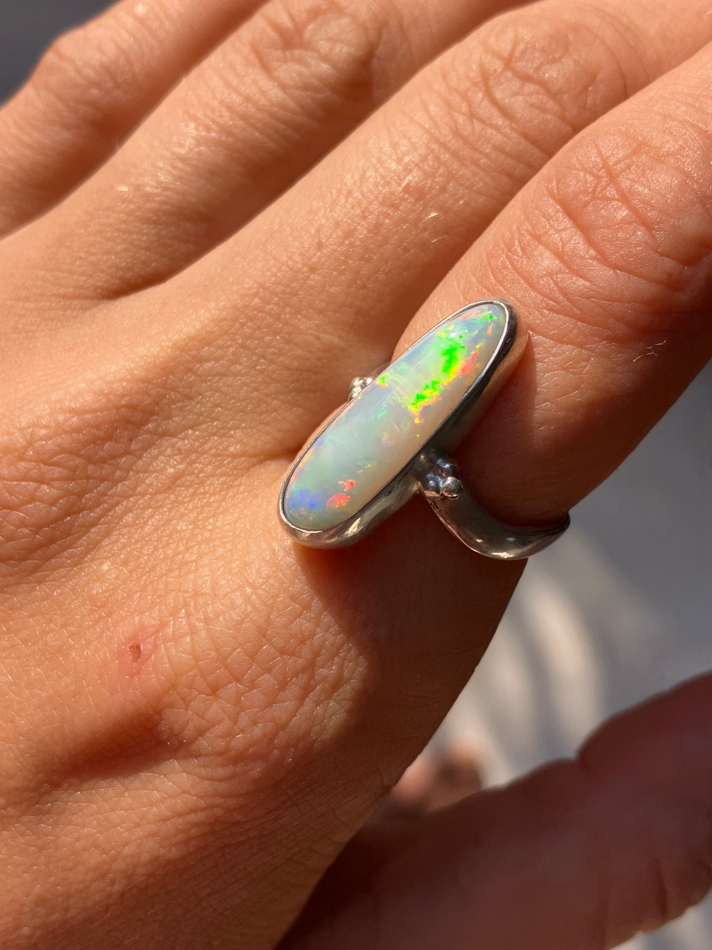 Anillo Faro con Opalo Australiano