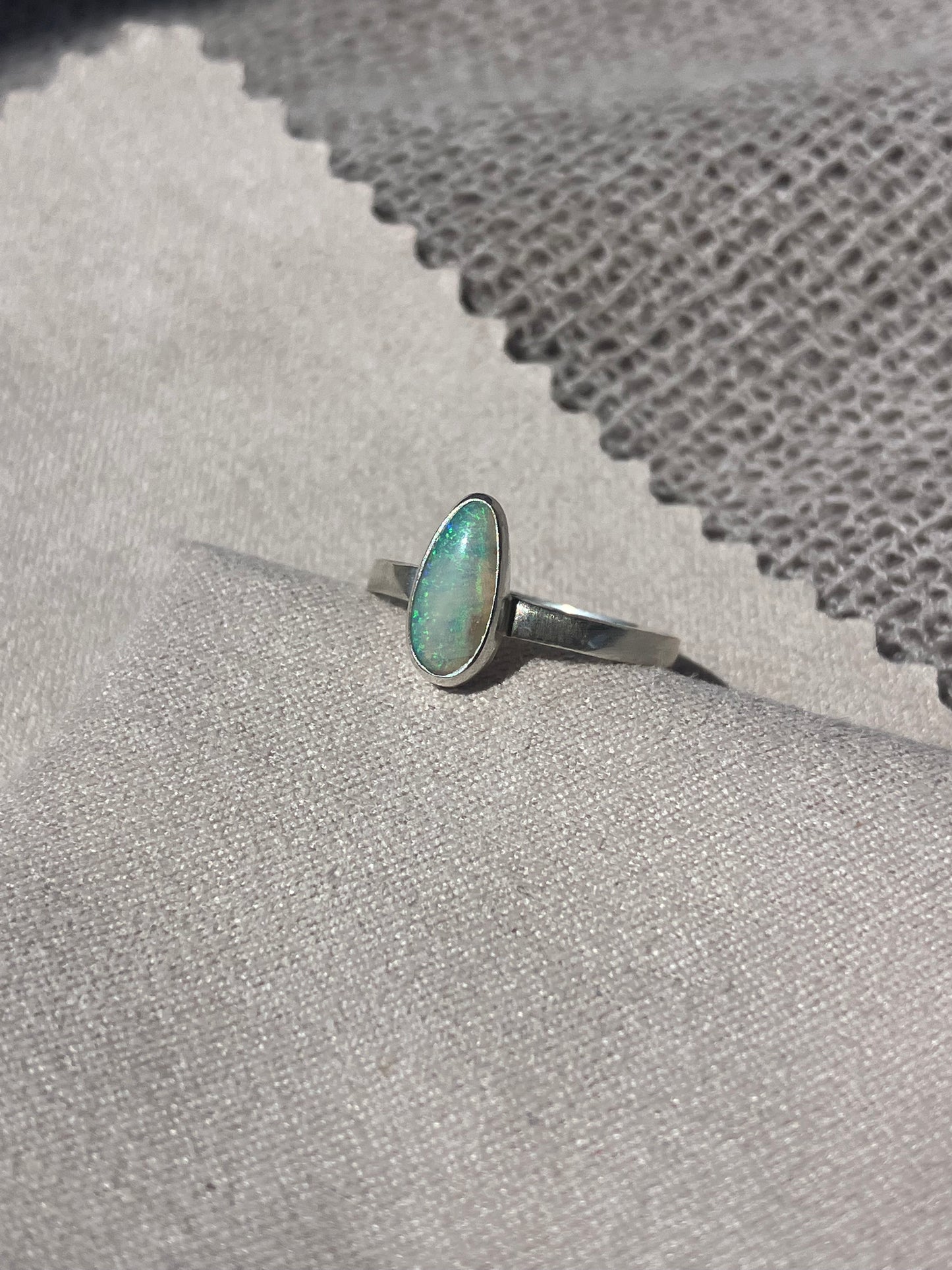 Anillo con Opalo Australiano