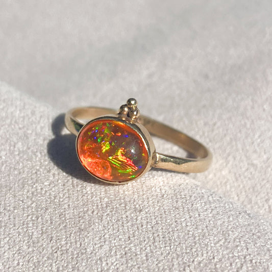 Anillo “Trinity” con Opalo de fuego en oro