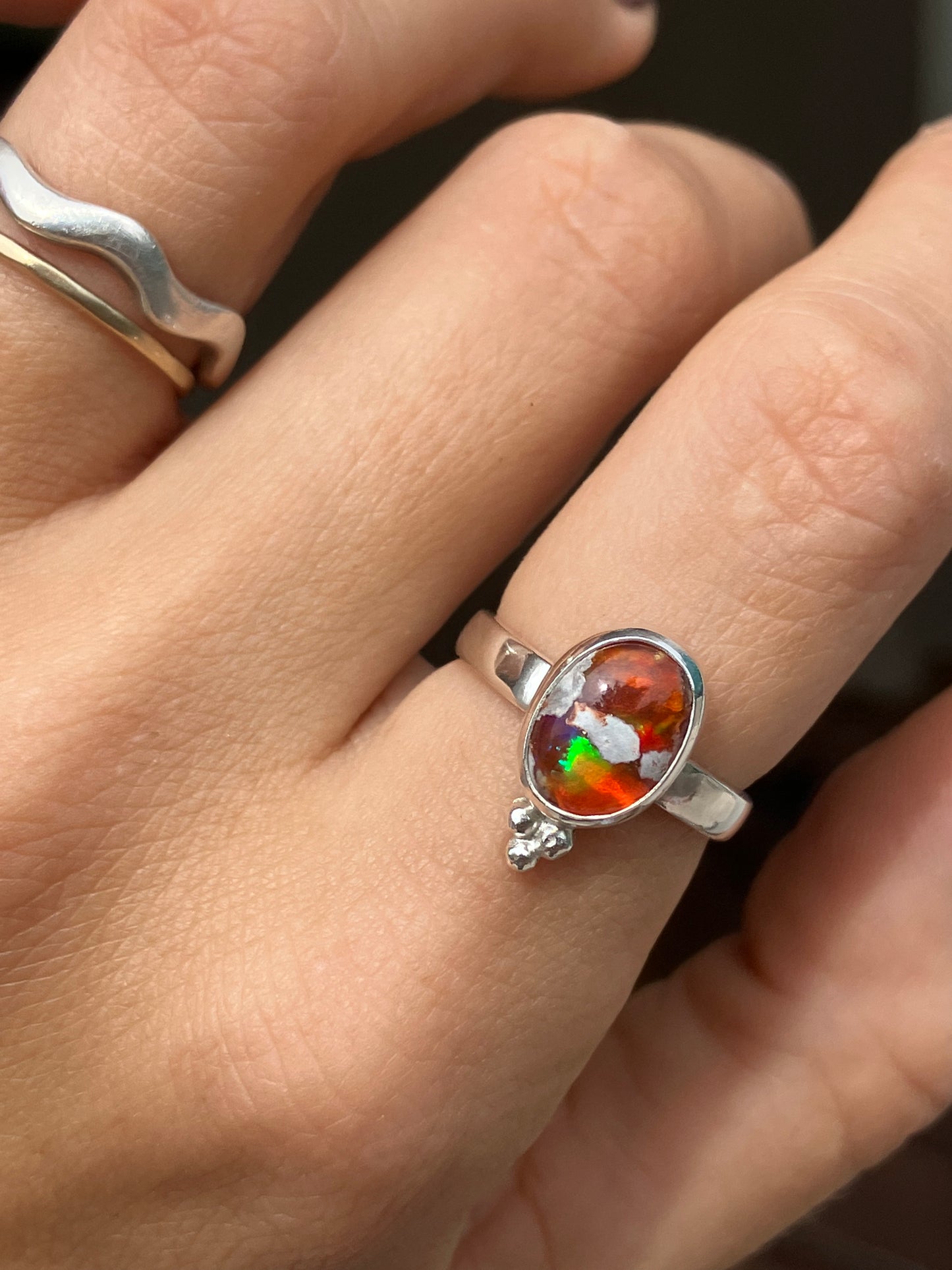 Anillo con ópalo de fuego, trinidad