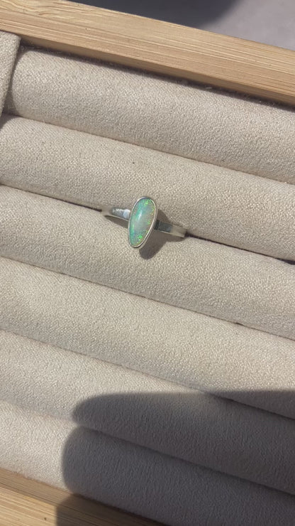 Anillo con Opalo Australiano