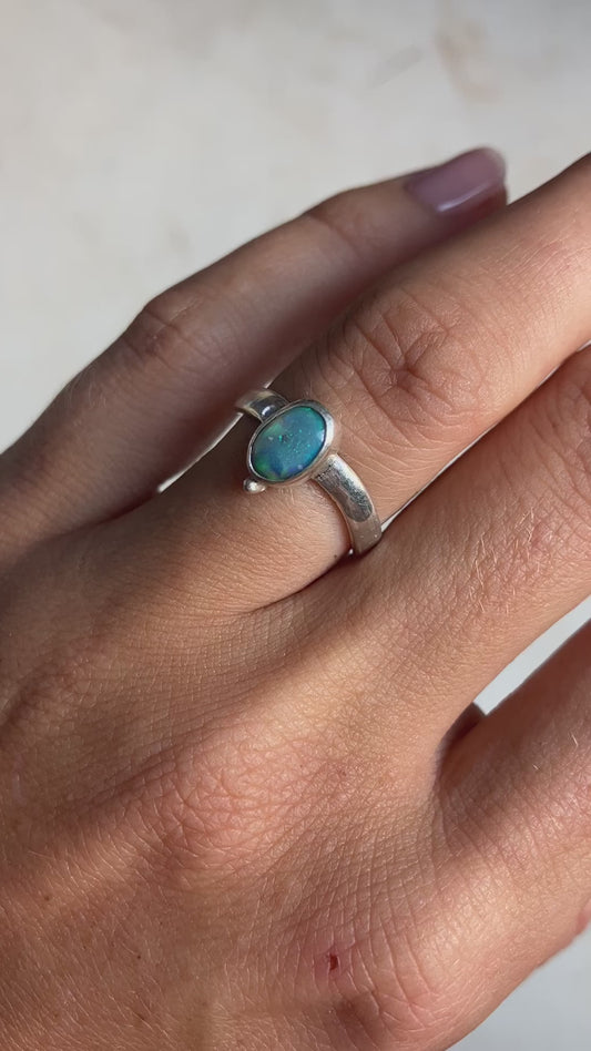 Anillo Foco con Opalo Australiano