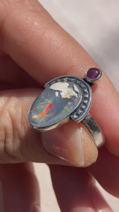 Anillo diseño "Intuición" con Ópalo mexicano y Rubí